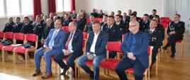 Zdjęcie przedstawia Druchów Prezesów OSP z terenu powiatu ropczycko-sędziszowskiego siedzących na Sali w umundurowaniu wyjściowym OSP oraz Posła na Sejm Zbigniewa Chmielowca, Wójta Gminy Ostrów - Grzegorza Ożoga, Wójta Gminy Wielopole Skrzyńskie – Marka Tęczara, Wójta Gminy Iwierzyce – Ryszarda Filipka.