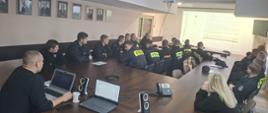 Zajęcia teoretyczne podczas szkolenia kierowców-konserwatorów sprzętu ratowniczego dla strażaków Ochotniczych Straży Pożarnych prowadzone przez kpt. Poturalskiego Piotra
