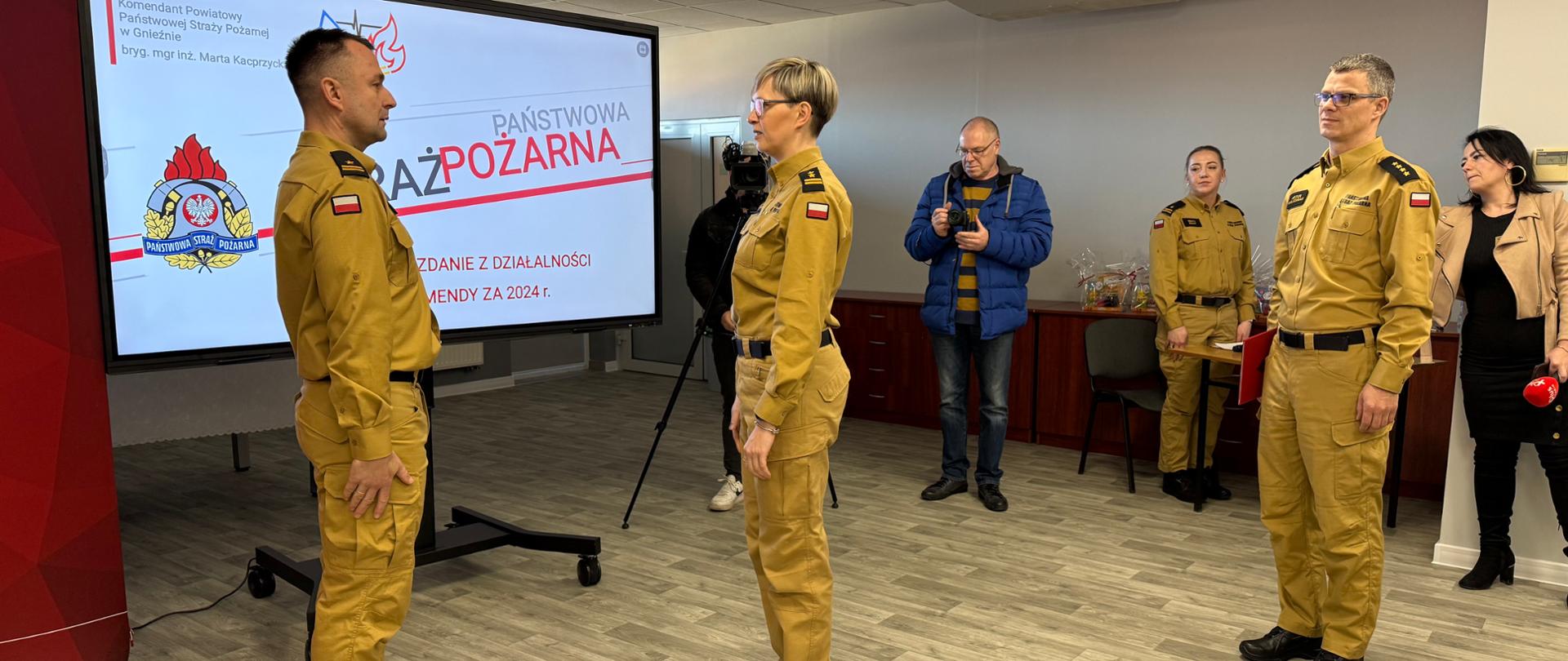 Meldunek składany pani komendant