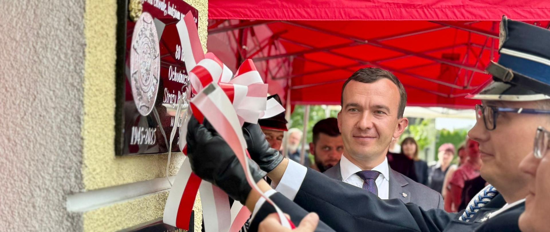 Wicewojewoda Mateusz Szauer na uroczystości z okazji 80-lecia powstania Ochotniczej Straży Pożarnej w Suszu