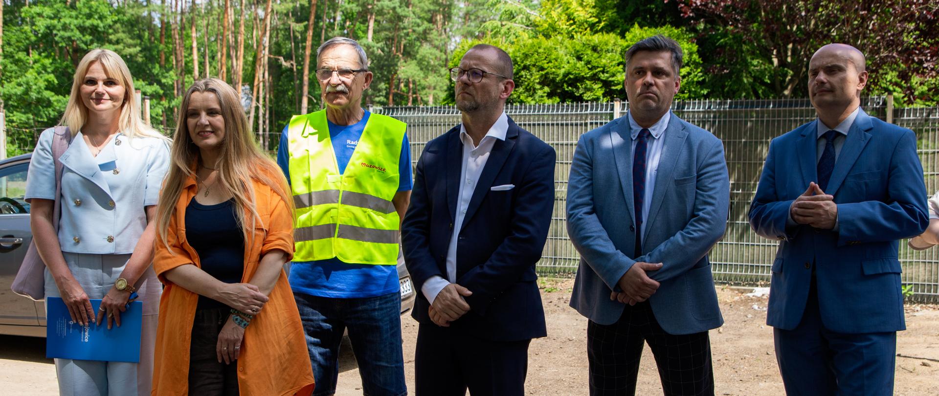 Na zdjęciu widać kobiety i mężczyzn