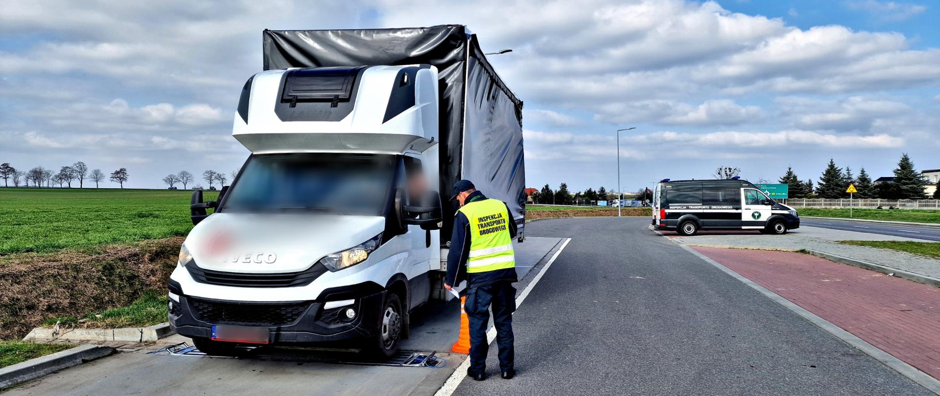 Kontrolowany pojazd na punkcie kontrolnym