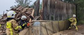 Strażacy zabezpieczają konstrukcję budynku