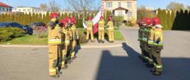 Na zdjęciu widzimy strażaków z JRG w Pruszczu Gdańskim podczas uroczystego podniesienie flagi państwowej RP.