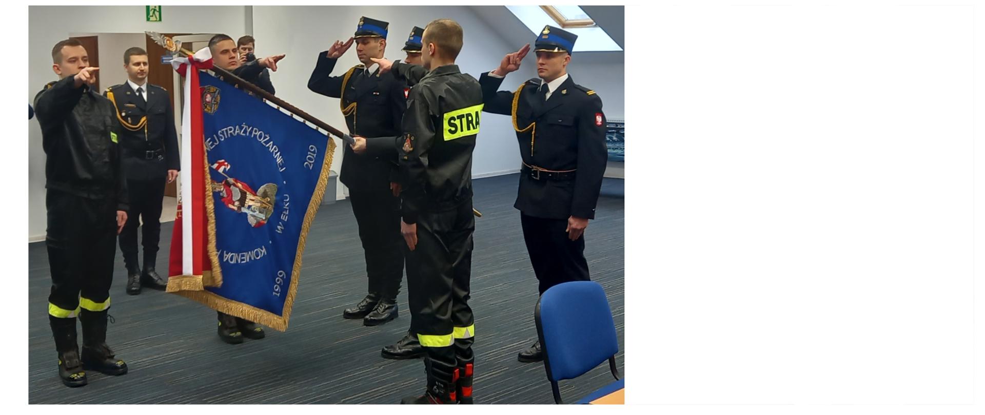 Ślubowanie na sztandar przyjętych do służby strażaków
