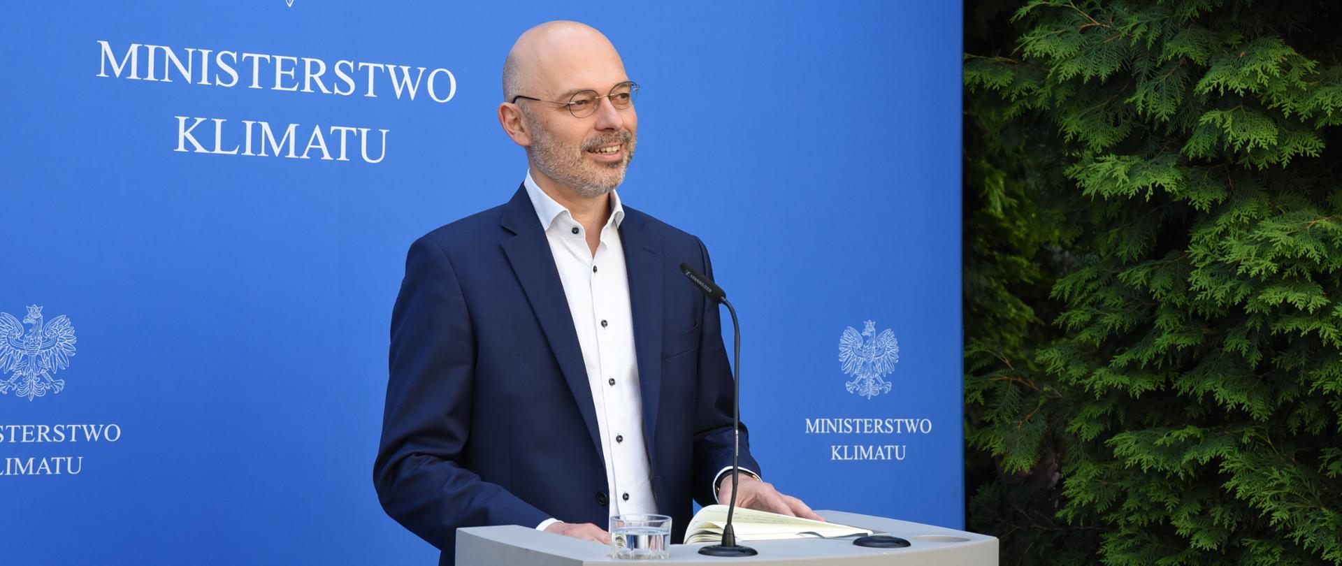 Minister klimatu Michał Kurtyka podczas briefingu prasowego 