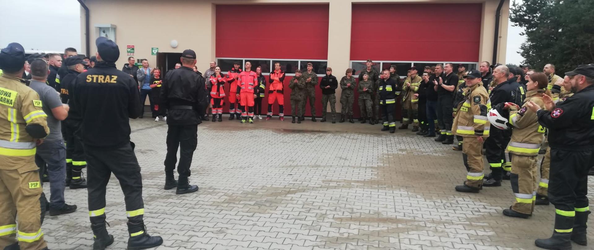 Na zdjęciu widoczni są strażacy, ratownicy medyczni oraz żołnierze podczas ćwiczeń. 