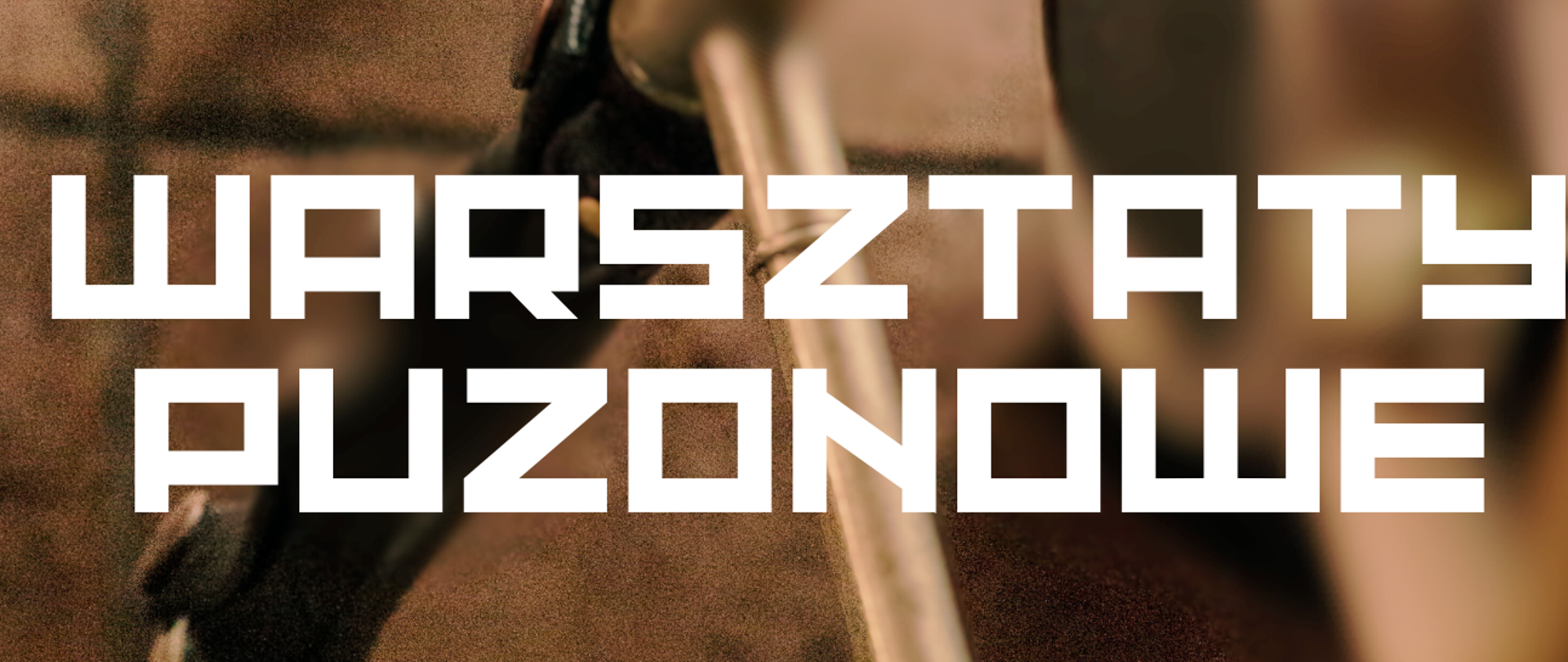 Grafika plakatu jest w kolorze brązowym w tle jest zdjęcie puzonu. W górnym lewym rogu logo szkoły a obok pełna nazwa szkoły oraz nazwa sekcji organizującej wydarzenie- sekcja dęta. Następnie nazwa wydarzenia - warsztaty puzonowe, poniżej dane prowadzącego - mgr Karol Gajda Akademia Muzyczna w Krakowie. Dolna część plakatu to data, miejsce oraz zaproszenie na warsztaty. Wydarzenie ma miejsce w szkole muzycznej w sali koncertowej 4 grudnia poniedziałek 2023 r. w godzinach - 11.00 - 19.00