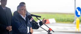 Minister infrastruktury Andrzej Adamczyk w trakcie konferencji prasowej na otwarciu drogi powiatowej łączącej Przeginię z Sułoszową