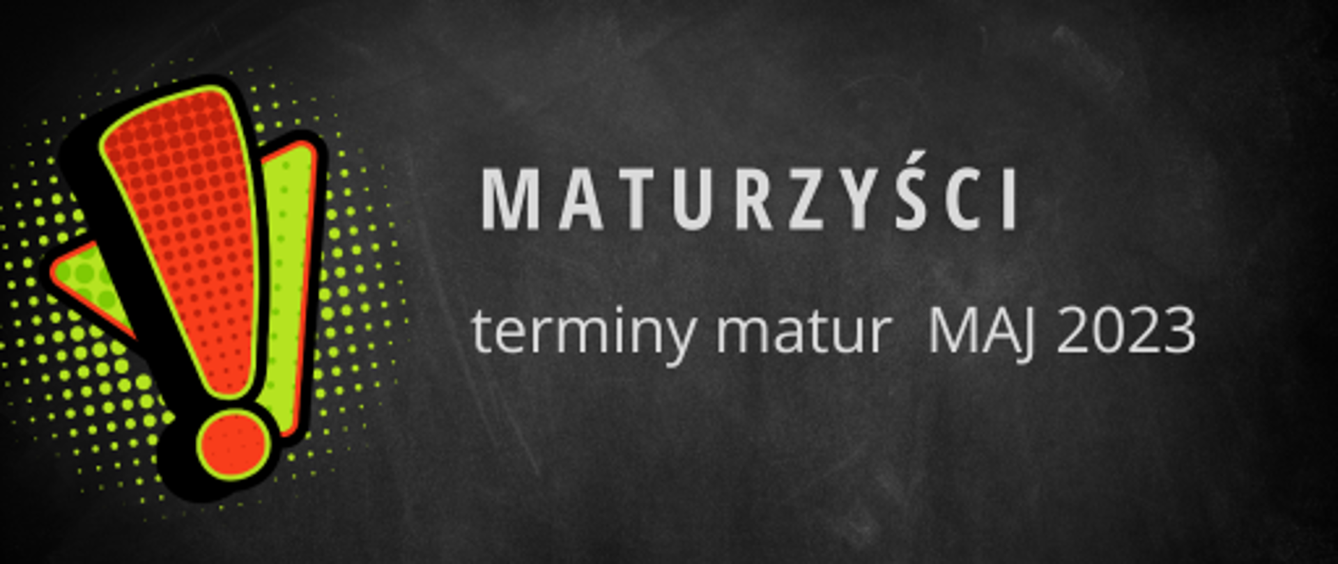 Grafika. Tłem czarna tablica szkolna. Po lewej stronie rastrowy czerwony wykrzyknik i zielono-czerwony trójkąt. Centralnie biały tekst informujący o egzaminów maturalnych w maju 2023