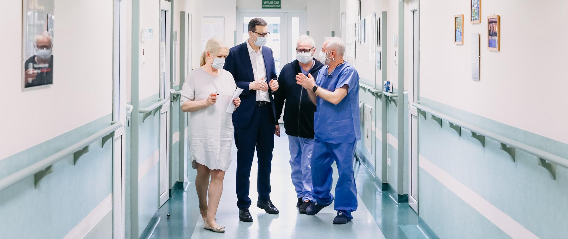 Premier rozmawia z lekarzami.