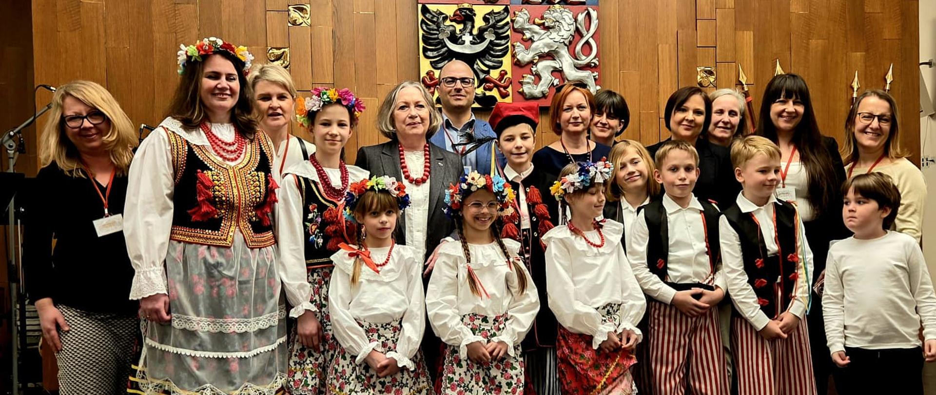 Zdjęcie uczniów, przedstawicieli Szkoły Polskiej im. św. Jadwigi w Pradze oraz chargé d'affaires