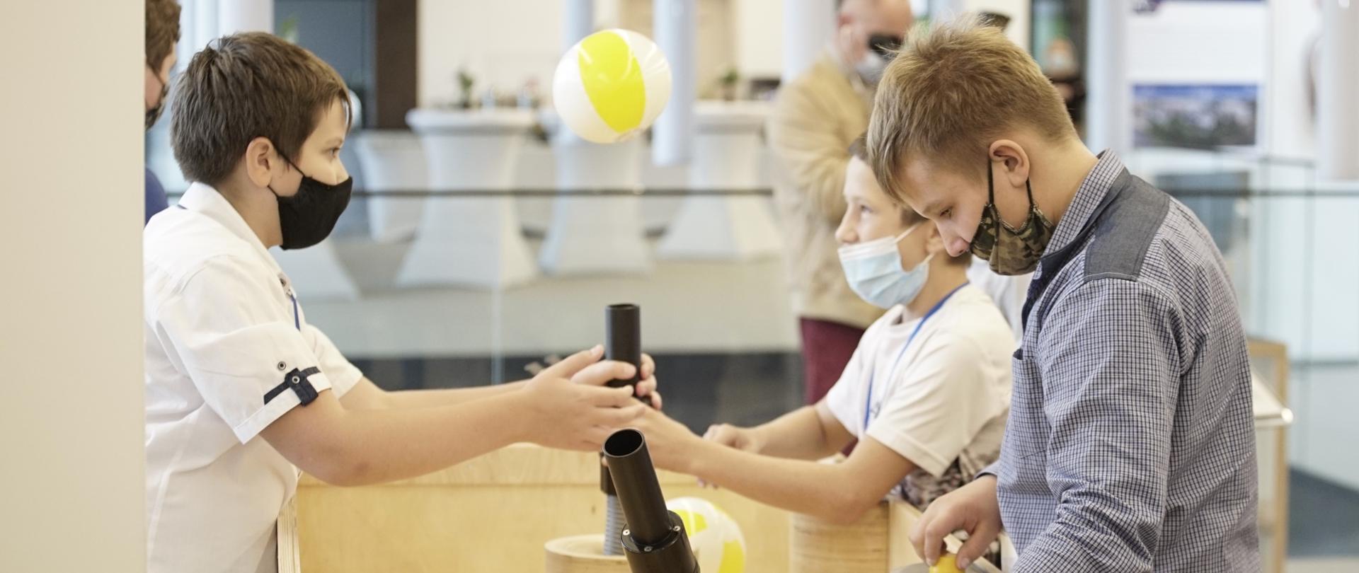 Uczniowie w trakcie zwiedzania Strefy Odkrywania, Wyobraźni i Aktywności