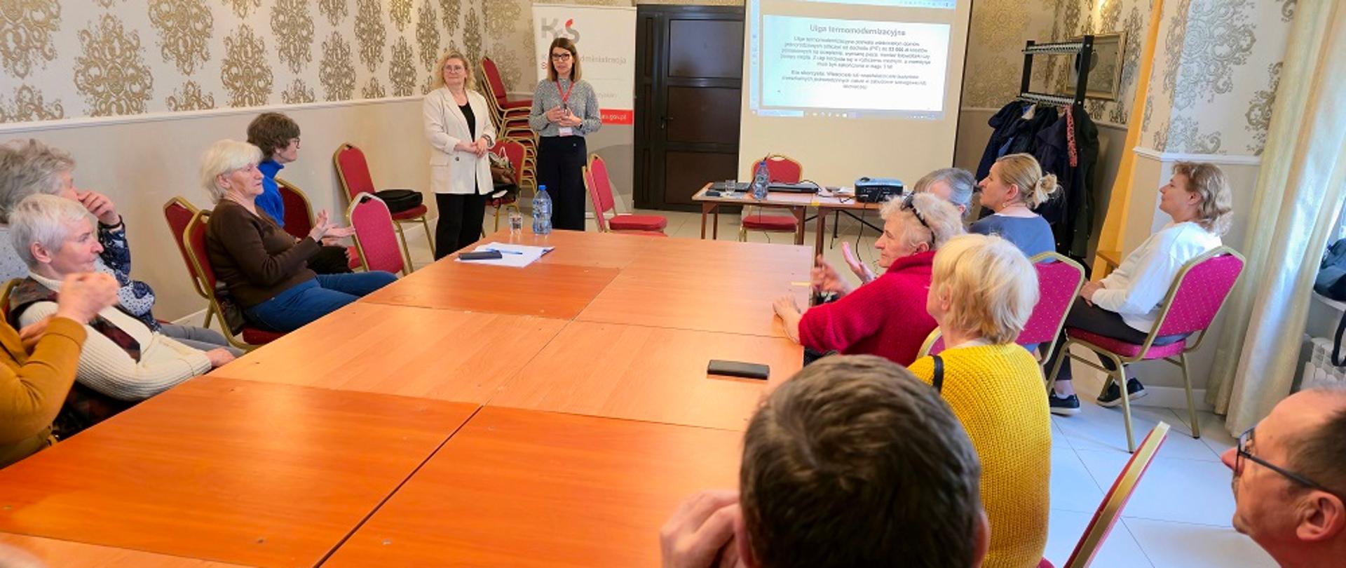 Grupa ludzi na sali szkoleniowej 