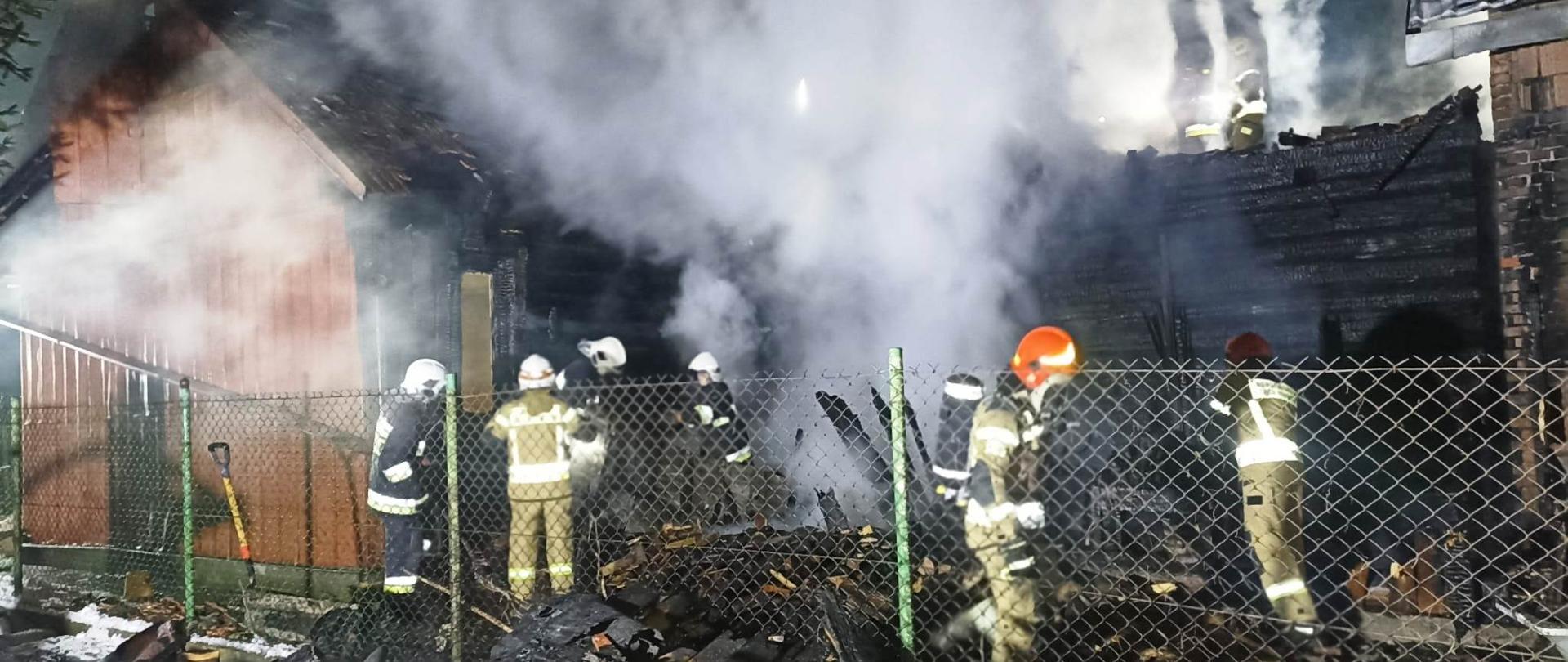 Strażacy gaszą pożar budynku