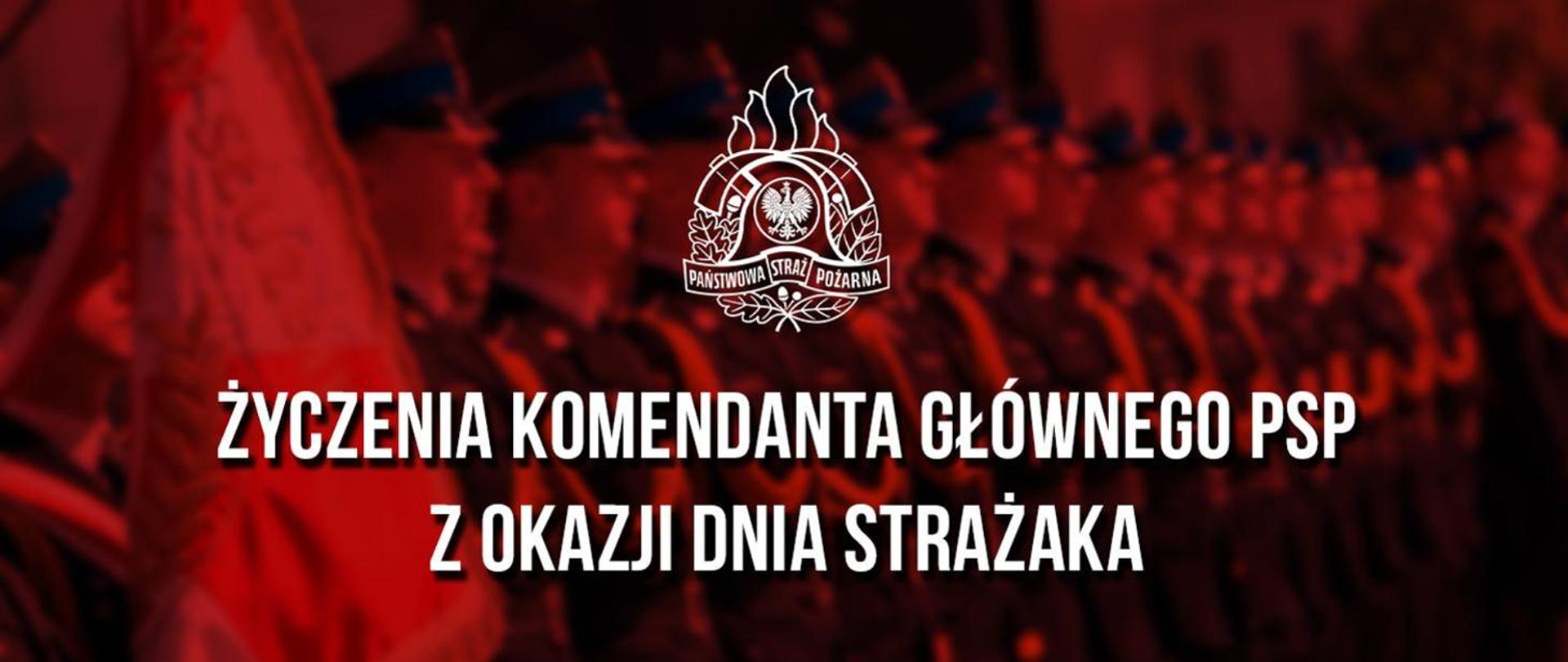 Grafika w czerwonej tonacji z napisem: „Życzenia Komendanta Głównego PSP z okazji Dnia Strażaka” oraz logo Państwowej Straży Pożarnej na tle szyku strażaków podczas uroczystości.