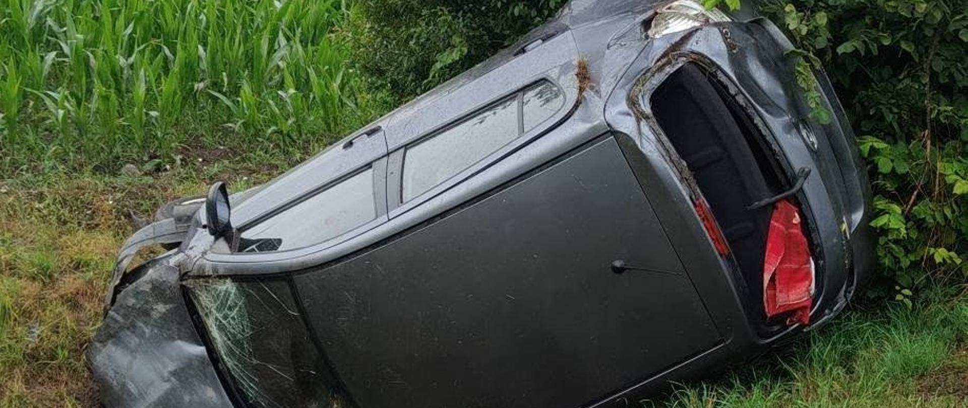 Samochód po dachowaniu w rowie