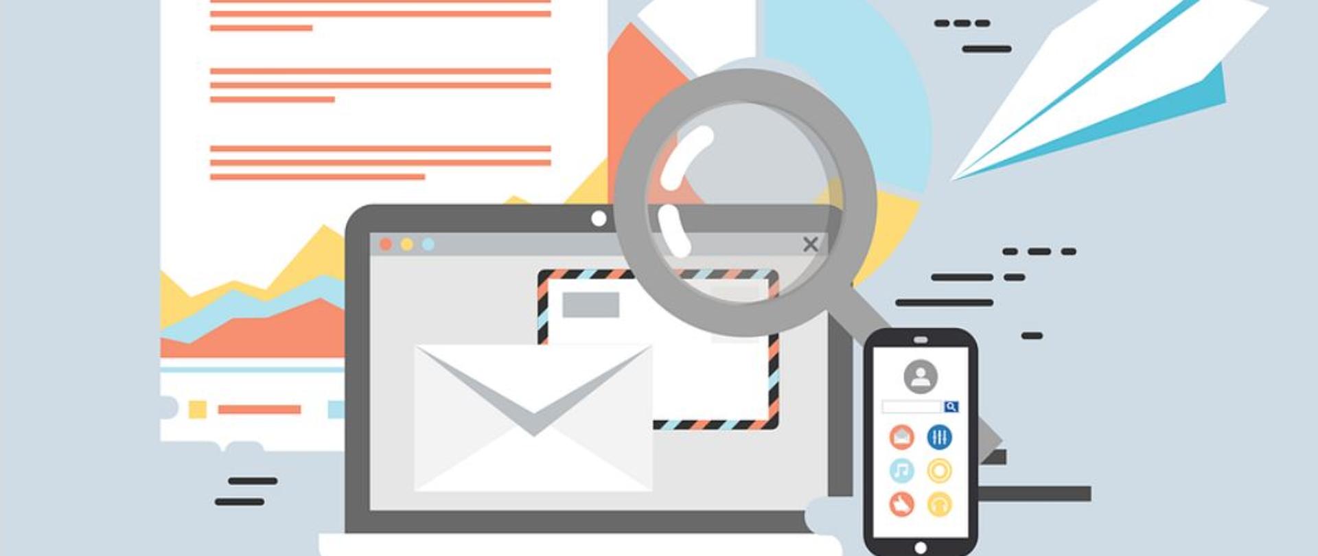 Na obrazku znajduje się otworzony laptop. Na jego ekranie są dwie zamknięte koperty. W górnym prawym roku laptopa widzimy lupę powiększającą. Po prawo od laptopa znajduje się telefon, smartfon. Za laptopem jest zapisana kartka, a po prawo, wyżej od laptopa leci papierowy samolocik z origami.