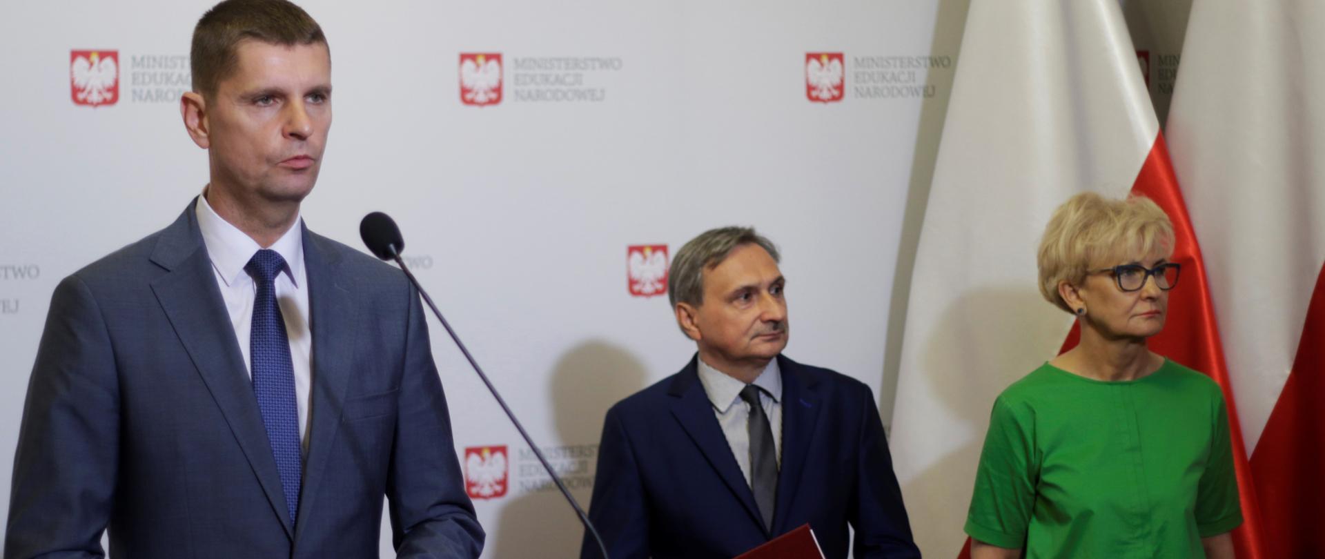 Konferencja prasowa Ministra Edukacji Narodowej Dariusza Piontkowskiego i Podsekretarza Stanu w Ministerstwie Finansów Leszka Skiby na temat podniesienie prestiżu zawodu nauczyciela – dodatkowej podwyżka wynagrodzenia.