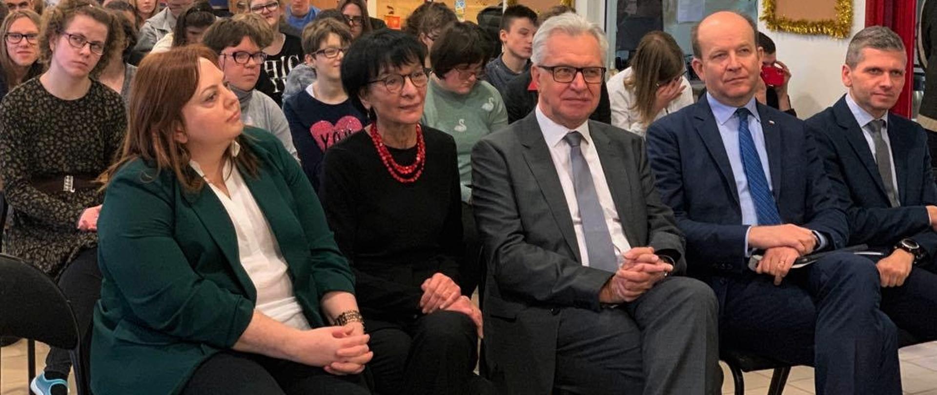 Wizyta Wojewody Mazowieckiego w ośrodku szkolno-wychowawczym dla dzieci niewidomych.