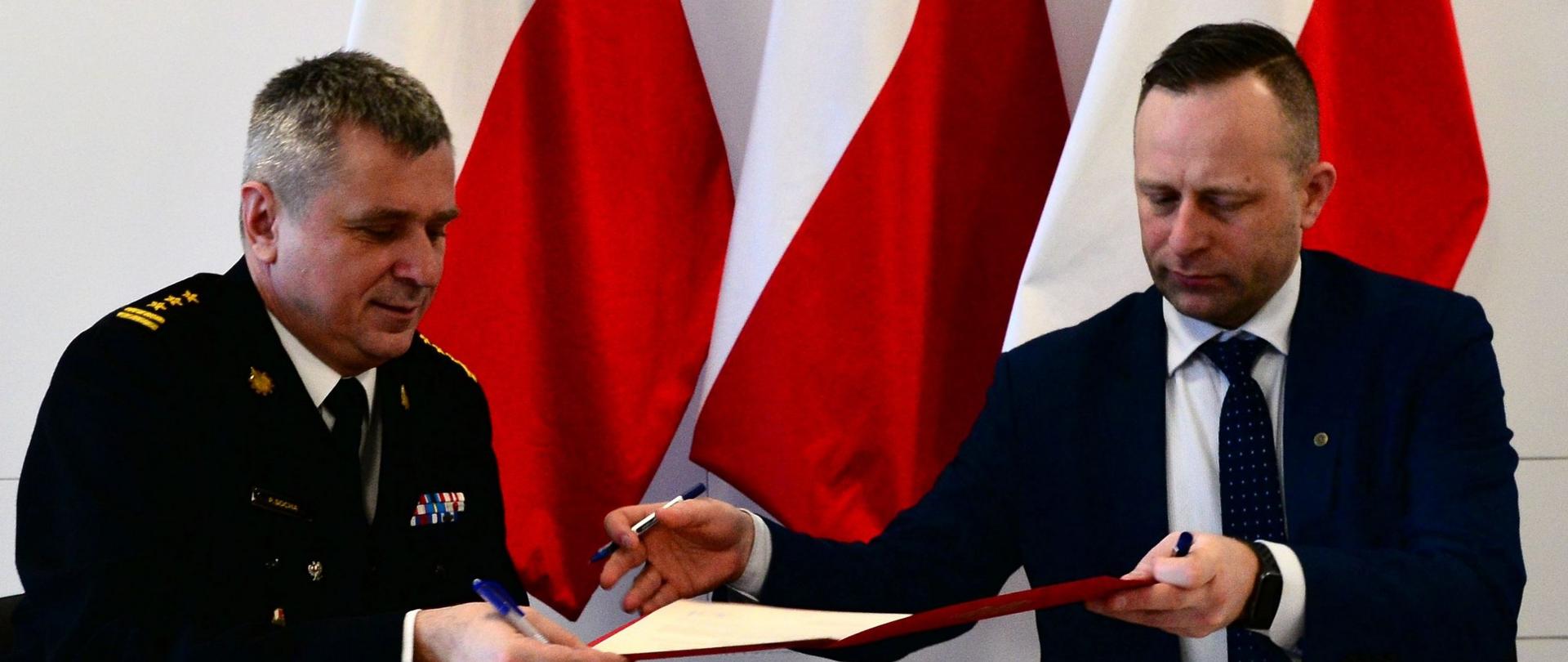 Zdjęcie przedstawia pomorskiego komendanta wojewódzkiego PSP st. bryg. Piotra Sochę oraz prezesa WFOŚiGW Marcina Ossowskiego podczas podpisania listu intencyjnego