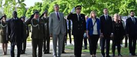 Przedstawiciele władz cywilnych i wojskowych stoją w szeregu.