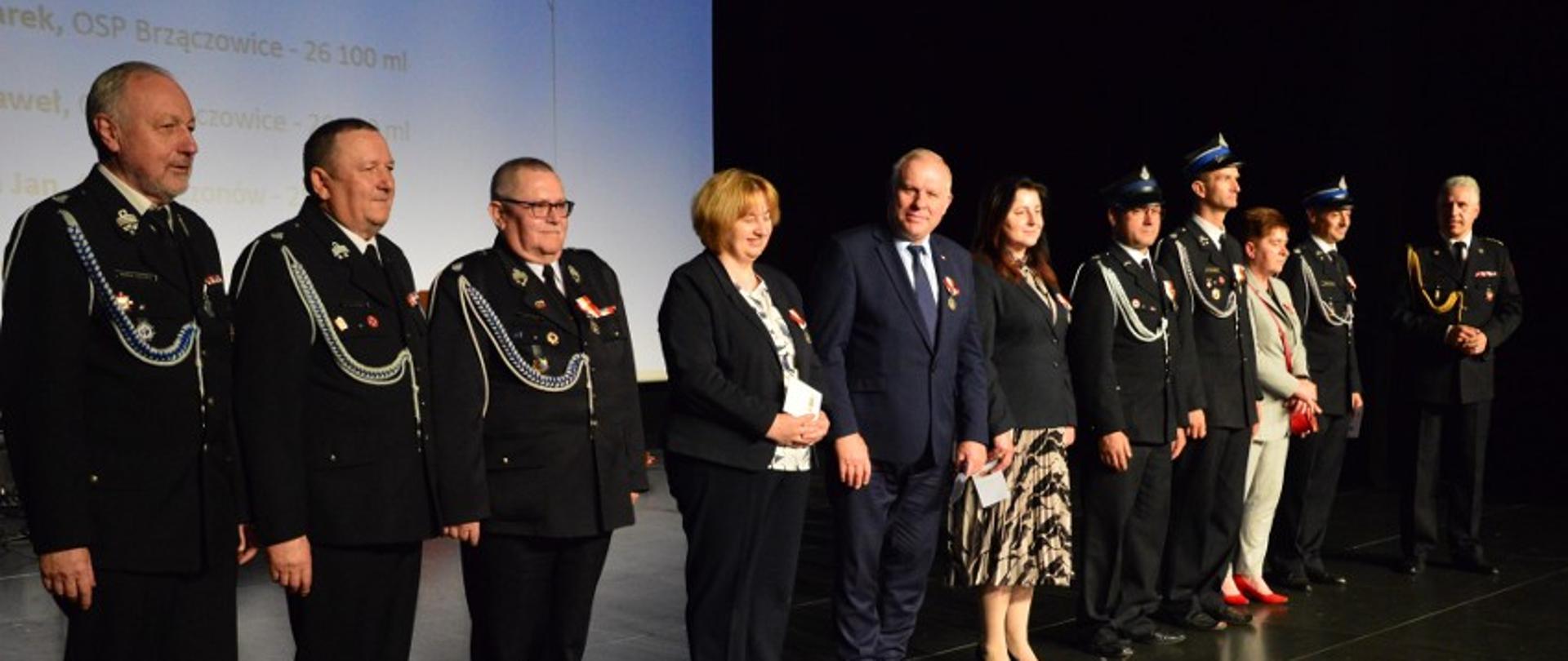 zdjęcie przedstawia wyróznione osoby podczas uroczystości
