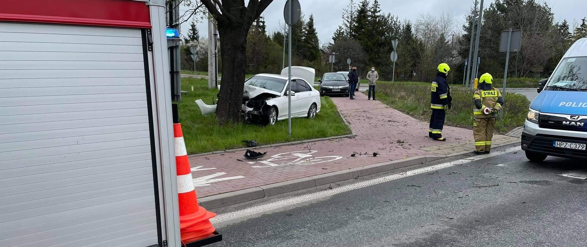 Wrak samochodu osobowego rozbity o przydrożne drzewo