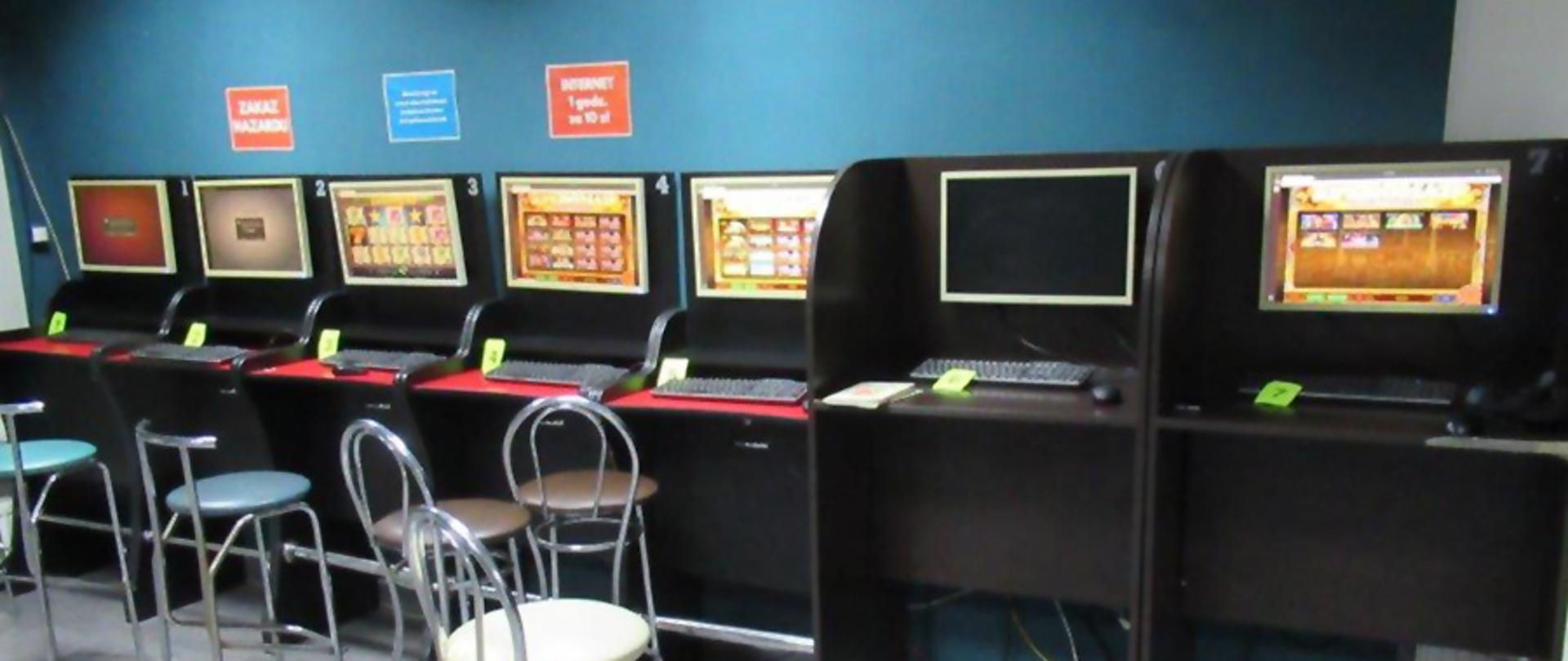 Automaty do gier hazardowych w pomieszczeniu.