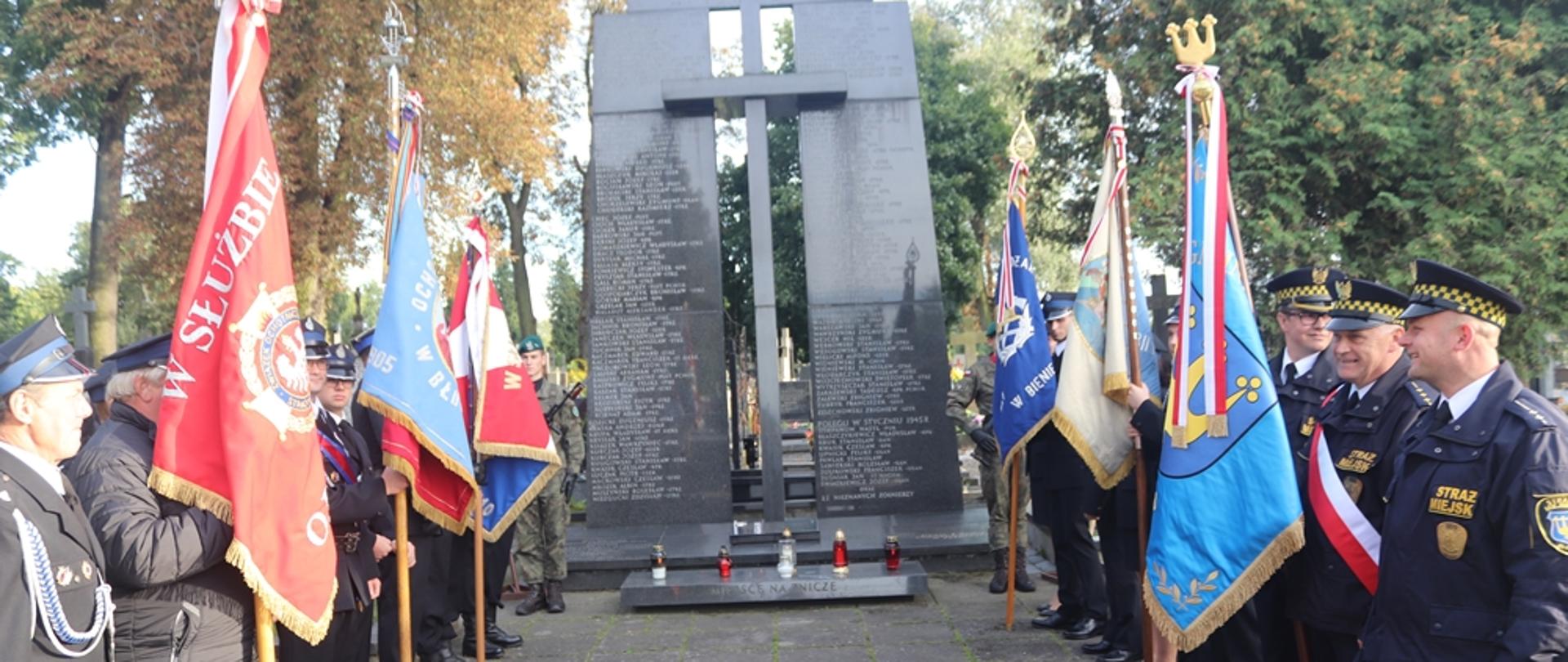 Uroczystości obchodu wybuchu II wojny światowej na placu rynku w Błoniu.