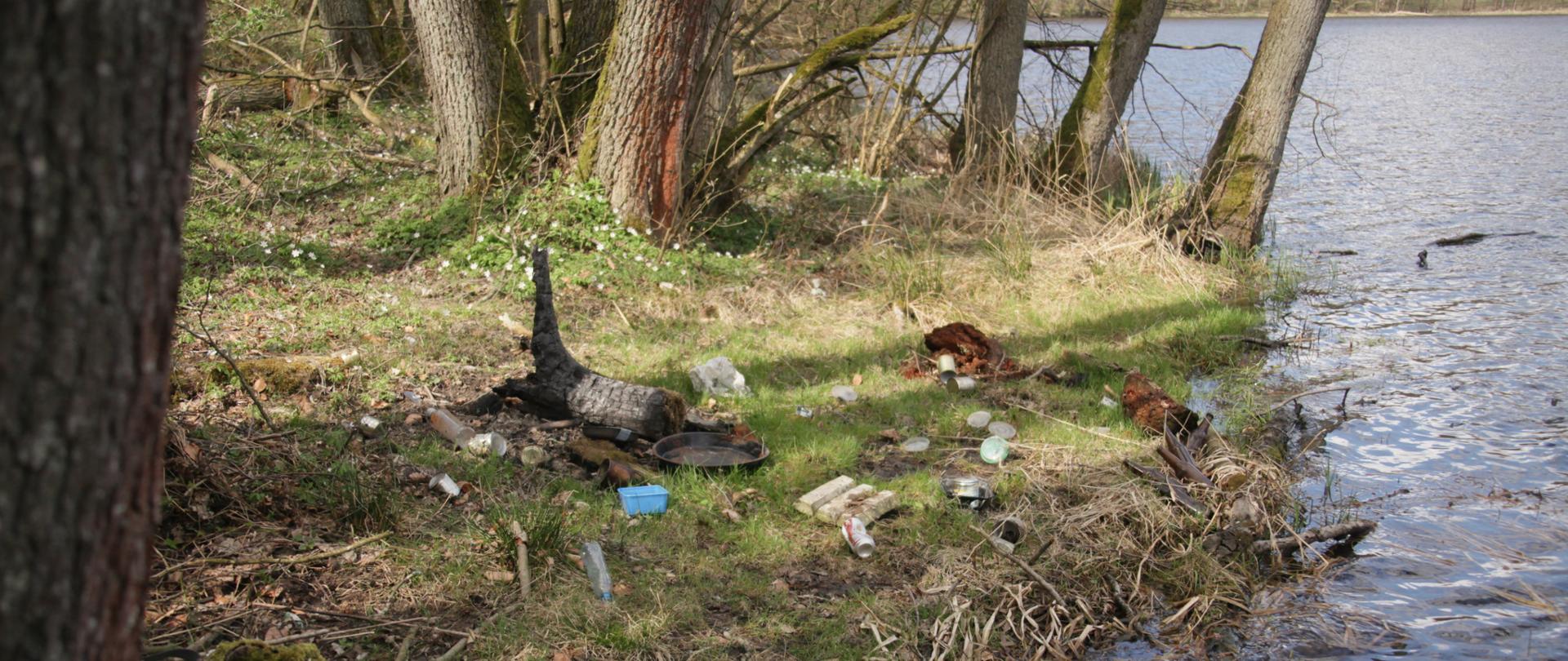 Śmieci pozostawione przez wędkarzy