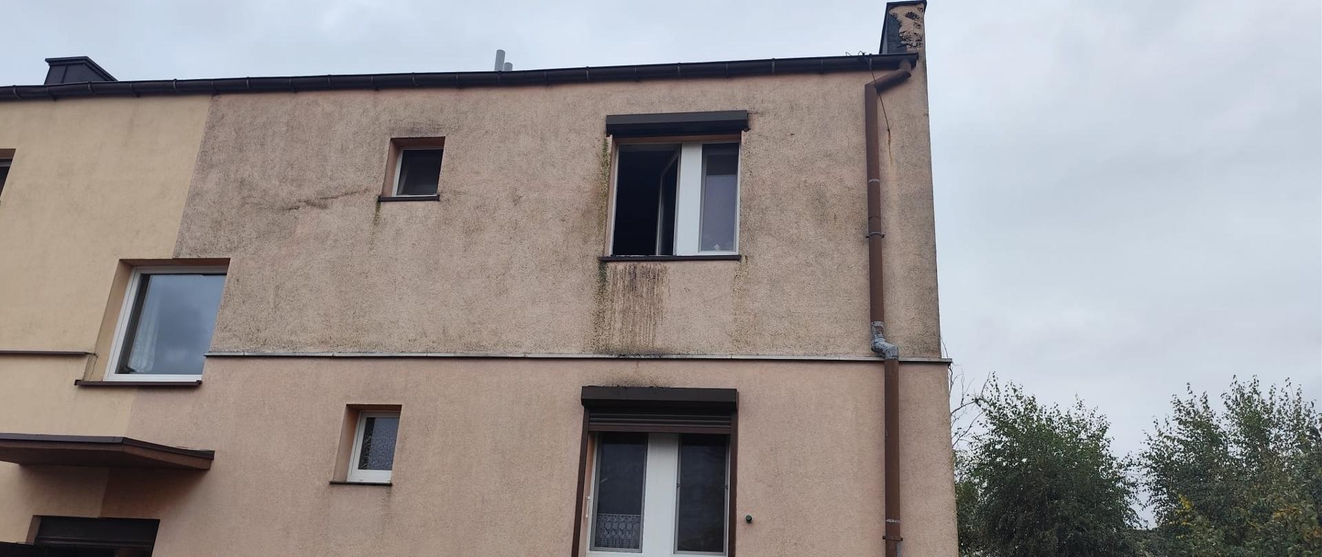 Budynek mieszkalny, otwarte okno