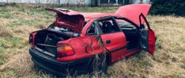 Wrak pojazdu marki opel astra po dachowaniu.