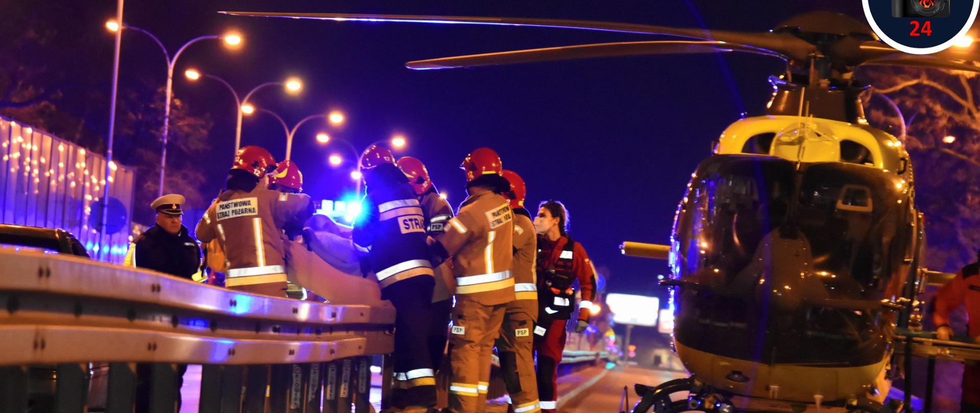 fotografia przedstawia strażaków podczas akcji ratunkowej