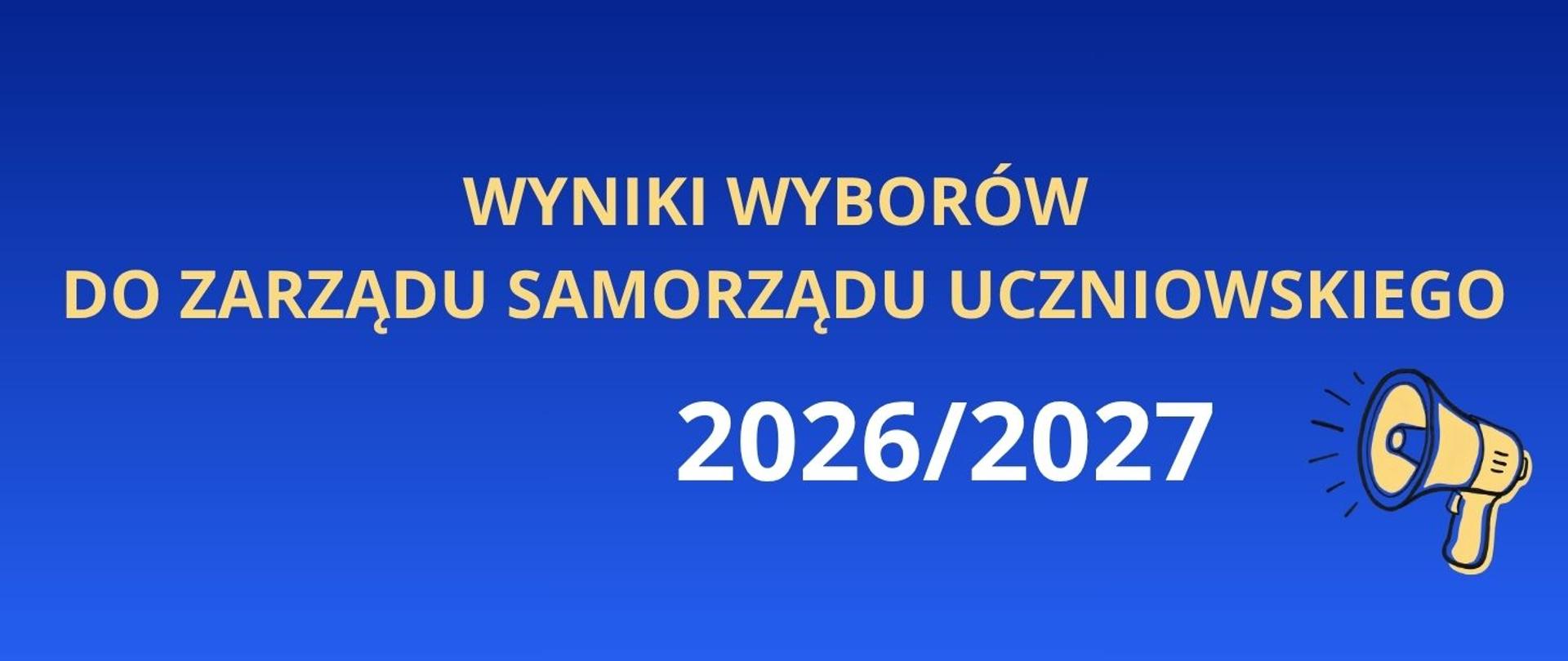 Grafika przedstawia tytułową planszę z wynikami wyborów do Zarządu Samorządu Uczniowskiego na rok szkolny 2026/2027.
Tło ma formę niebieskiego gradientu, przechodzącego od ciemnego granatu u góry do jaśniejszego, intensywnego błękitu na dole.
W górnej części, na środku, znajduje się żółty napis wielkimi literami: „WYNIKI WYBORÓW”. Poniżej widnieje większy, również żółty napis: „DO ZARZĄDU SAMORZĄDU UCZNIOWSKIEGO”. W środkowej części grafiki umieszczono duży, biały napis „2026/2027”, oznaczający rok szkolny.
Po prawej stronie znajduje się ilustracja żółtego megafonu z czarnymi konturami. Wokół jego wylotu narysowano krótkie czarne kreski symbolizujące dźwięk.