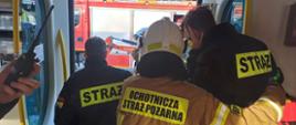 Strażacy podczas ćwiczeń przeprowadzają ewakuację osób poszkodowanych.