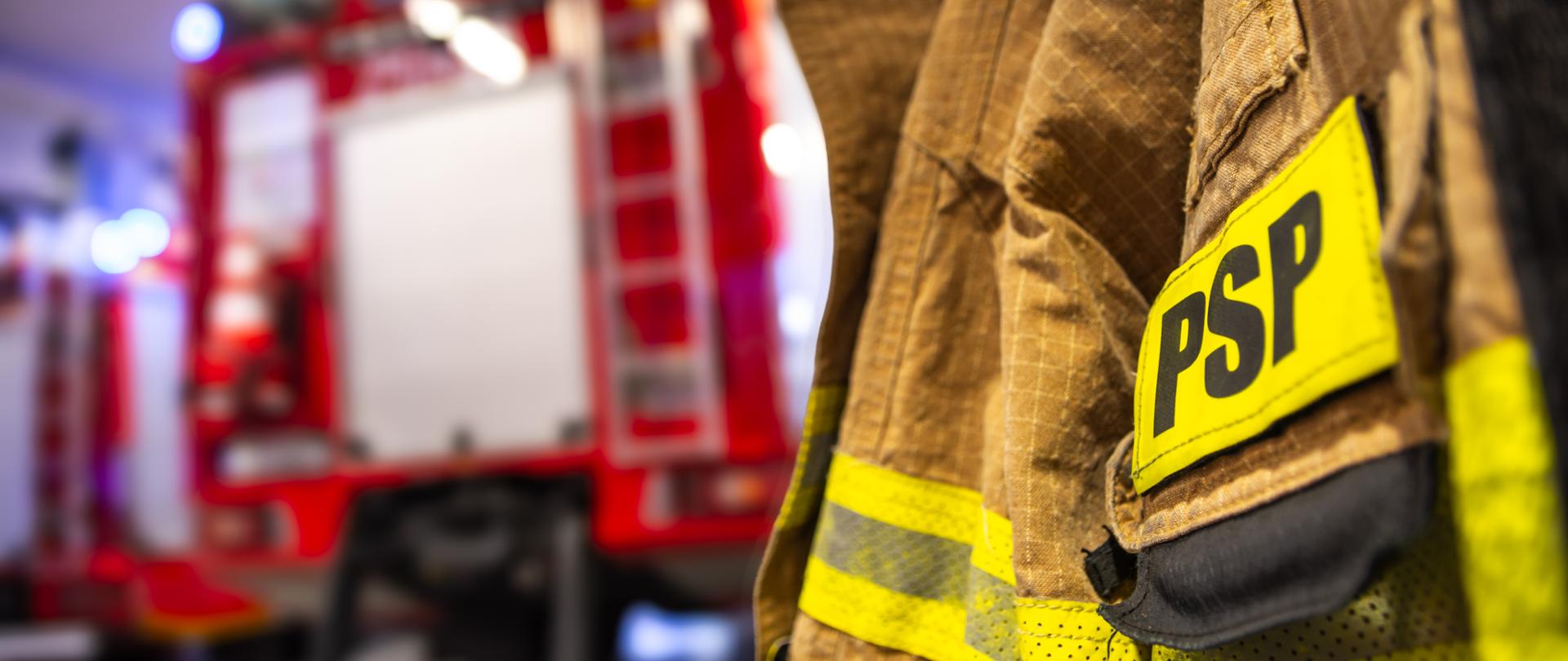 Zdjęcie poglądowe. Nomex strażacki wraz z samochodem. 