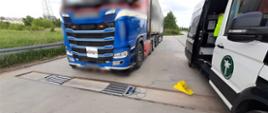 Od lewej: ciągnik siodłowy z naczepą rozpinaną (dwa kontenery 20-stopowe) przygotowuje się do wjazdu na inspekcyjne wagi. Obok stoi oznakowany furgon mazowieckiej Inspekcji Transportu Drogowego.