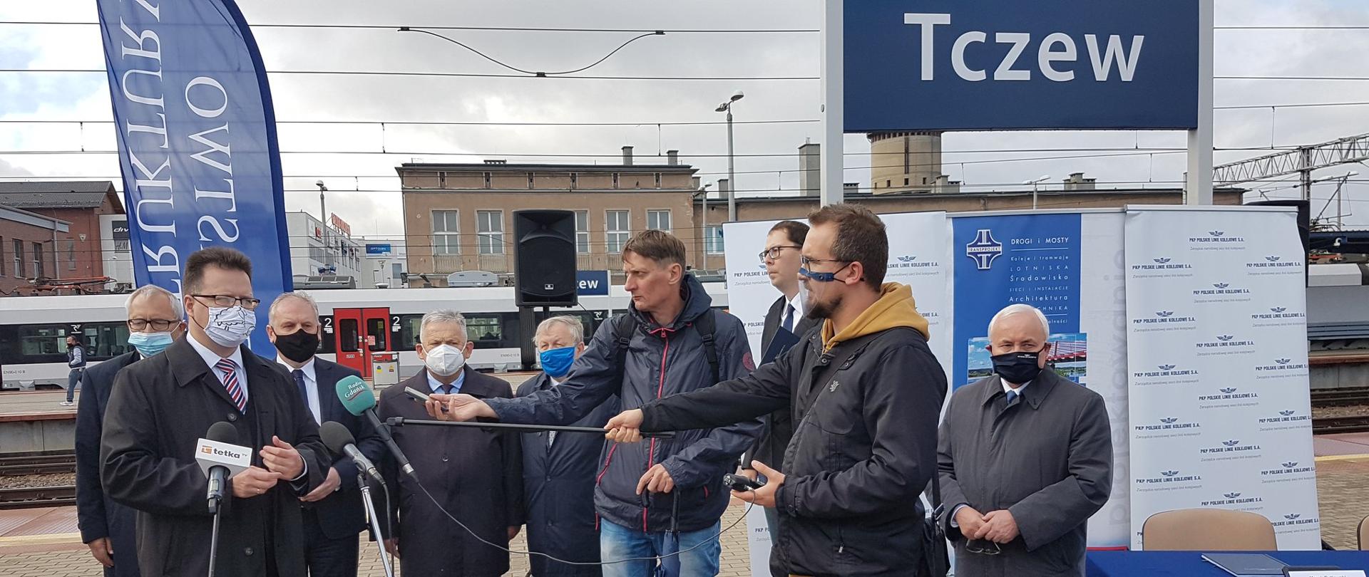 Wiceminister Andrzej Bittel na stacji kolejowej w Tczewie