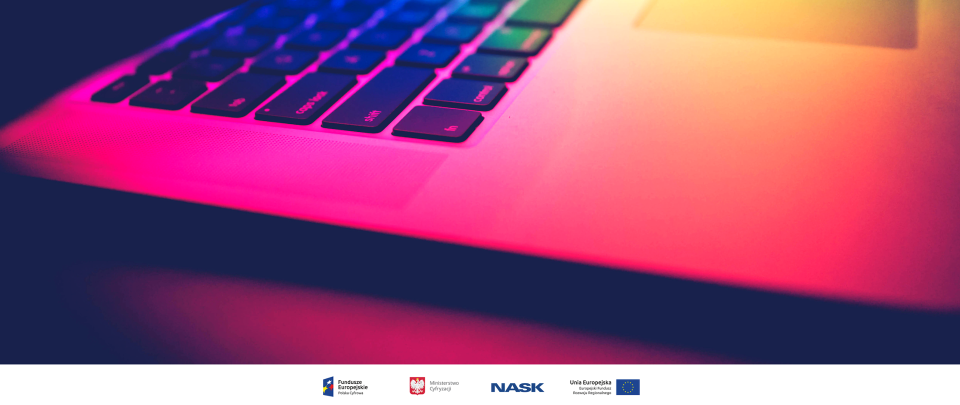 Klawiatura laptopa - widoczny fragment z klawiszem caps lock