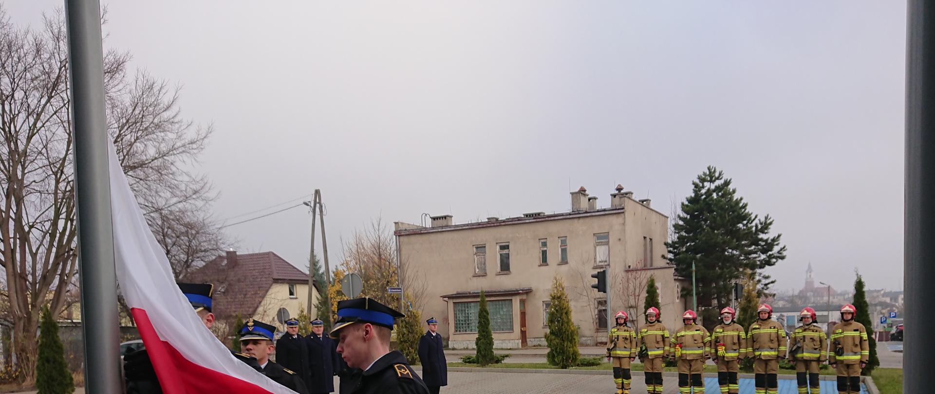 Przygotowanie do podniesienia flagi.