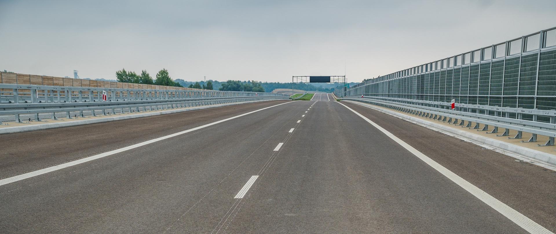 Obiekt inżynierski przeprowadzający drogę S1 nad wałem przeciwpowodziowym oraz przejściem dolnym dla zwierząt dużych. Estakada powstała w ramach budowy S1 Oświęcim - Dankowice.