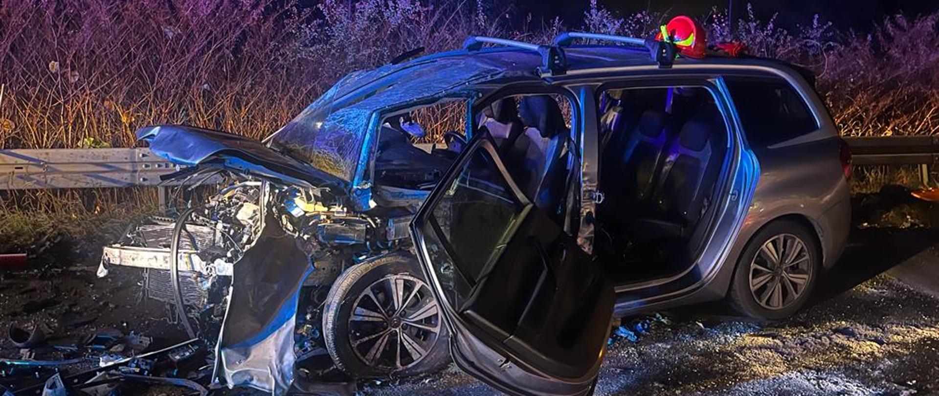 Rozbity samochód osobowy po czołowym zderzeniu.