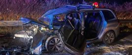 Rozbity samochód osobowy po czołowym zderzeniu.