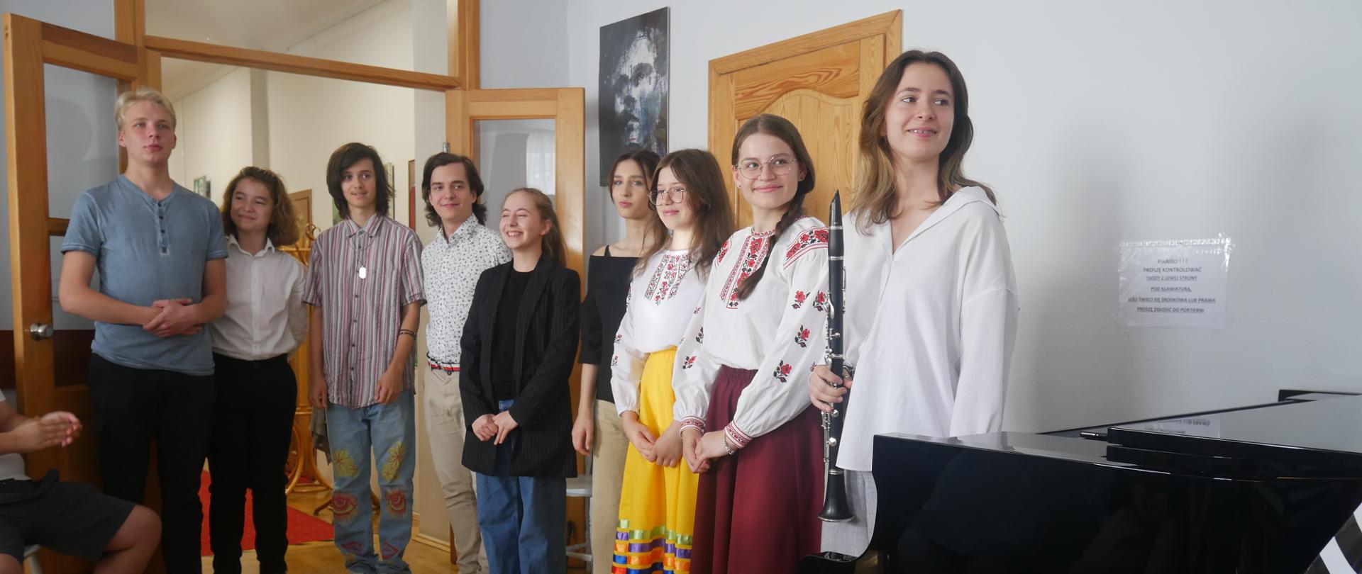 Artyści przyjmują gratulacje i kłaniają się publiczności. 