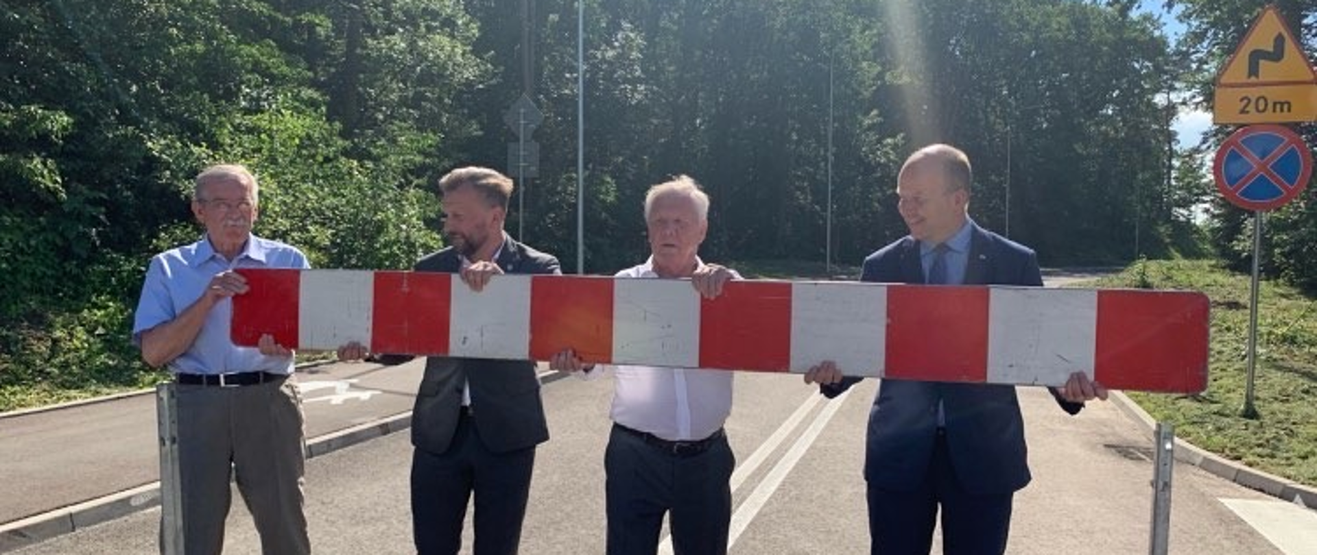 Po wystąpieniach Burmistrza Nowego Dworu Mazowieckiego i Wojewody Mazowieckiego nastąpił moment odstawienia barierki zagradzającej drogę