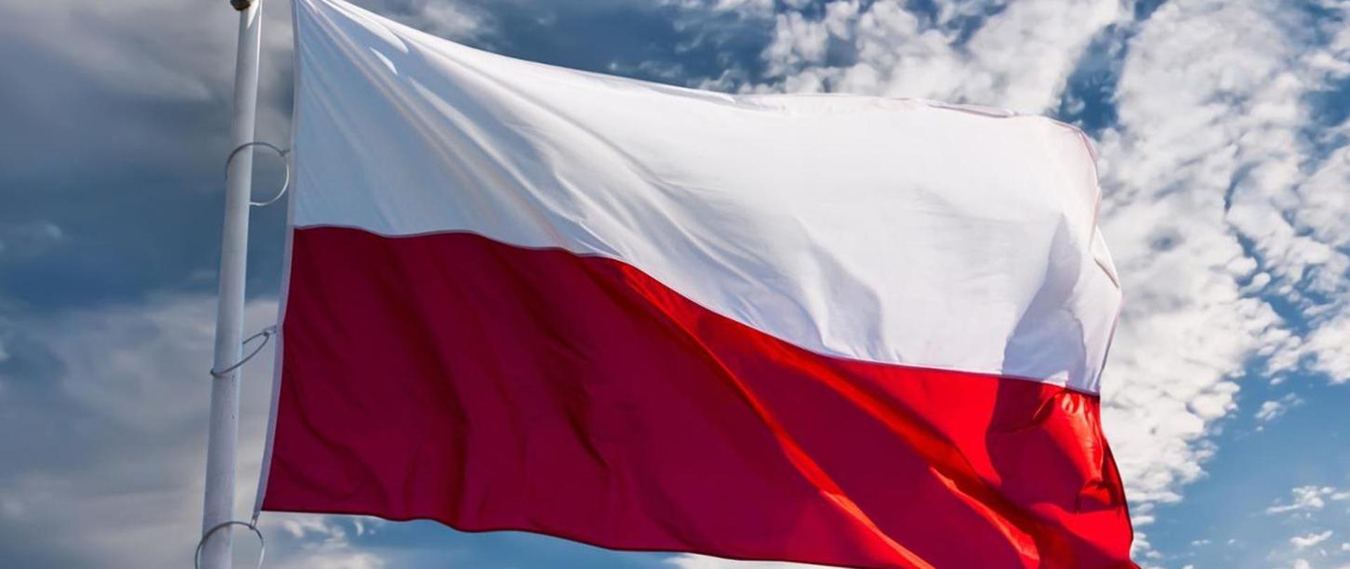 Zdjęcie przedstawia flagę Państwową Polski