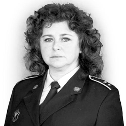 Starszy aspirant Anna Stempniewicz w mundurze wyjściowym bez nakrycia głowy. Zdjęcie w odcieniach szarości wykonane w 2018 roku.