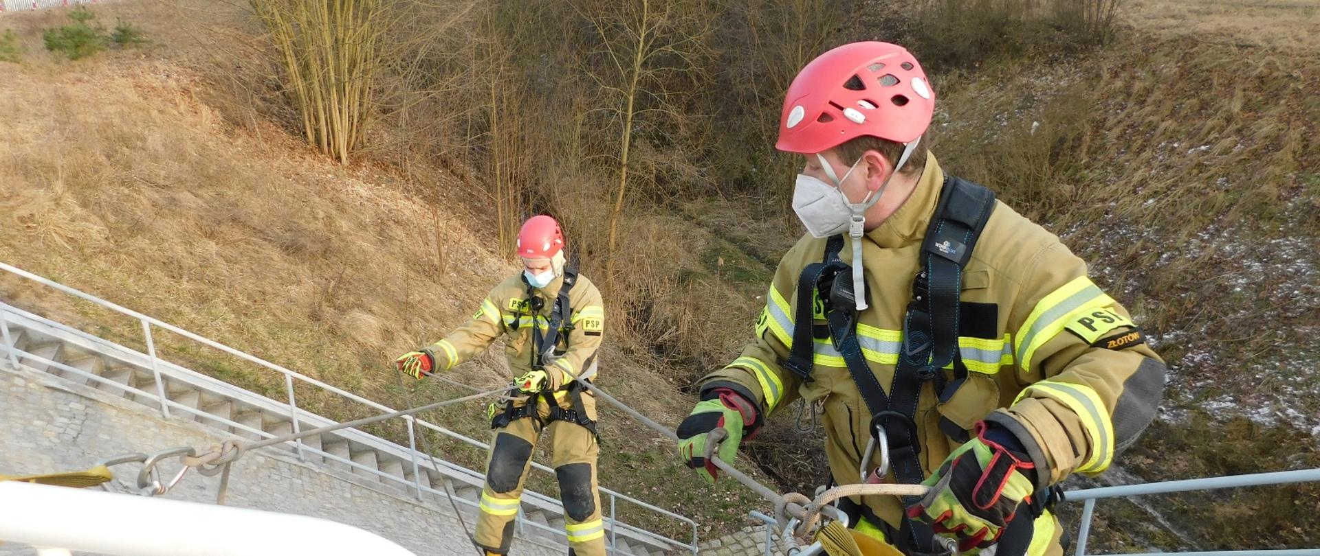 Sprawdzanie stanu dojazdów pożarowych, niezbędnego oznakowania jak również dostępność punktów czerpania wody.
