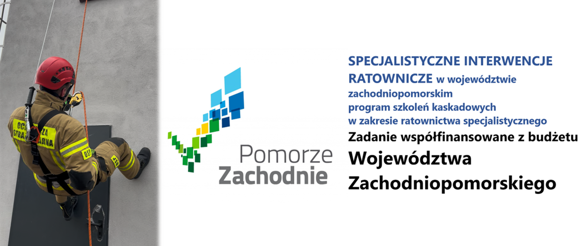 Na zdjęciu po lewej stronie widać strażaka w pełnym umundurowaniu ochronnym, w czerwonym hełmie, zjeżdżającego na linie po ścianie budynku. Strażak jest zabezpieczony uprzężą i liną, wykonuje ćwiczenia z zakresu ratownictwa wysokościowego. Po prawej stronie znajduje się biały obszar z grafiką i tekstem informacyjnym. Widoczne jest logo „Pomorze Zachodnie” z kolorowych kwadratów oraz napis: „Specjalistyczne interwencje ratownicze w województwie zachodniopomorskim. Program szkoleń kaskadowych w zakresie ratownictwa specjalistycznego. Zadanie współfinansowane z budżetu Województwa Zachodniopomorskiego”.